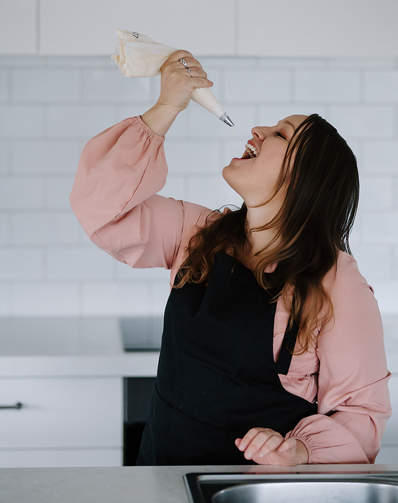 sass-kitchen_enjoying-icing
